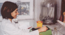 Praca w Klinice. A. Nowaczyska w pracowni cytometrii przepywowej